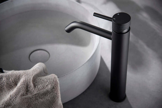 Gerippter Aufbau-Waschtischarmatur Wiesbaden mit XL hohem Auslauf in Matt Schwarz