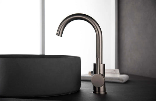 Gerippter Waschbeckenhahn Wiesbaden mit drehbarem Auslauf aus Edelstahl