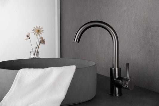 Gerippter Waschtischarmatur Wiesbaden mit schwenkbarem bronzefarbenem Auslauf