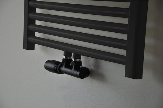 Unterblockheizkörper Wiesbaden schräg links in mattschwarz (für Mittelanschluss)