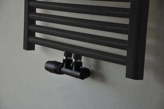 Onderblokradiator Wiesbaden schuin links in matzwart (voor middenaansluiting)