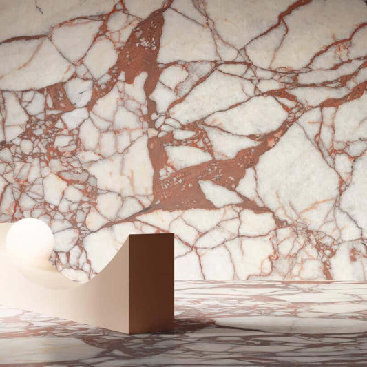 Tegel met rood marmer patroon als achtergrond en een moderne, abstracte sculptuur in de voorgrond.