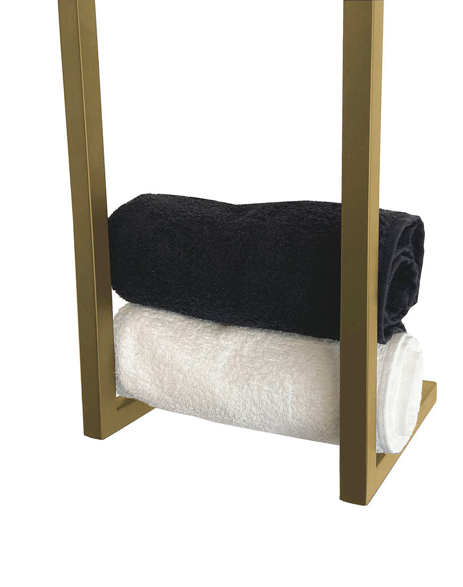 Loft handdoekenrek met zwarte en witte handdoeken, geborsteld messing, modern design en praktische functionaliteit.
