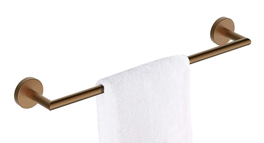 Alonzo handdoekenrek in bronskoper met een witte handdoek, ideaal voor een stijlvolle badkamer.