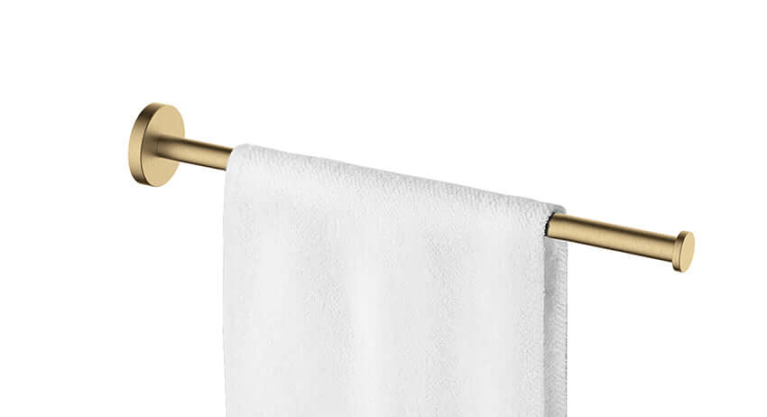 Alonzo 1-armig handdoekenrek Wiesbaden in geborsteld messing met een handdoek erop.