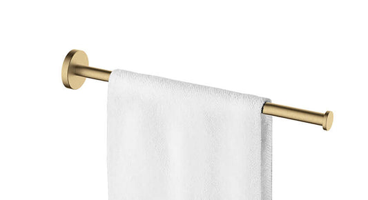 Alonzo 1-armig handdoekenrek Wiesbaden in geborsteld messing met een handdoek erop.