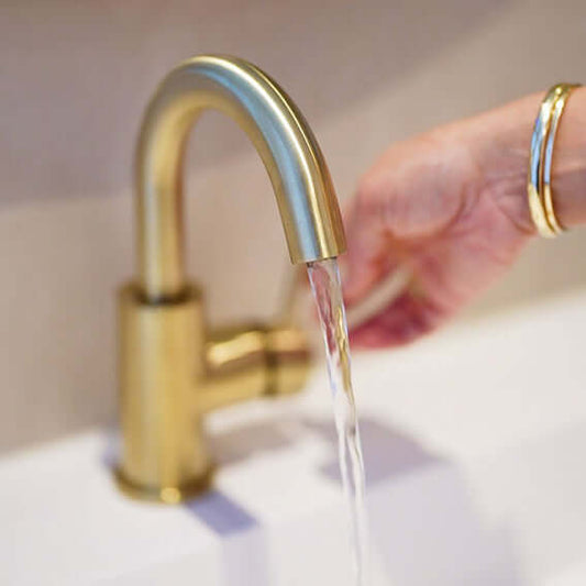 Robinet de lavabo Caral avec bec pivotant en laiton brossé PVD