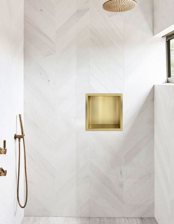 Excellence inbouwnis in geborsteld messing goud geïntegreerd in moderne badkamer muur.