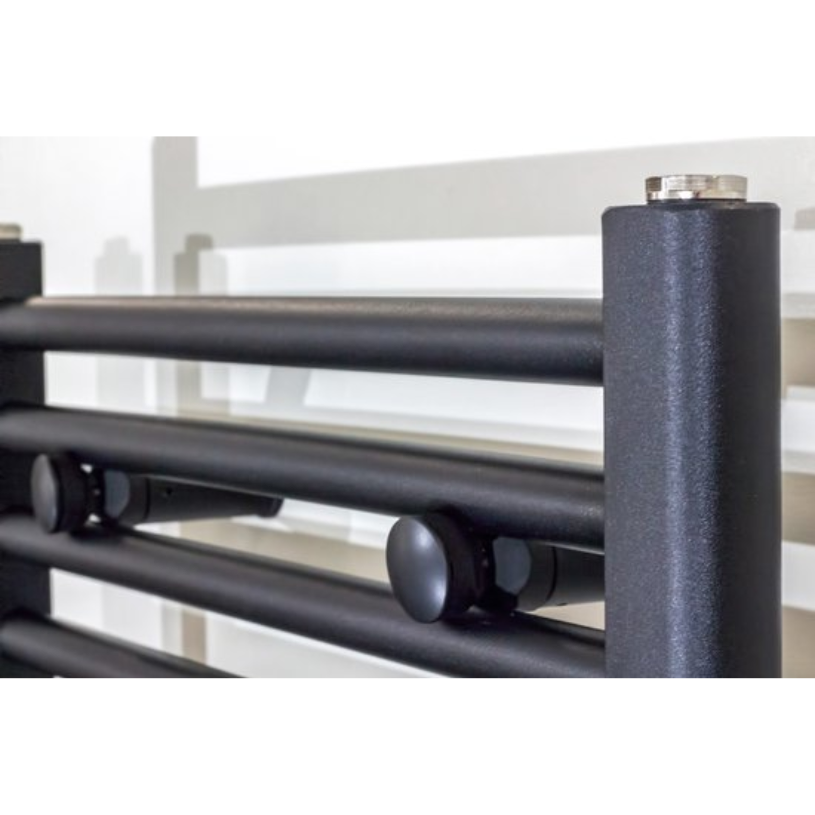 BELRAD Badkamer Radiator Zwart Mat Geborsteld – Middenaansluiting