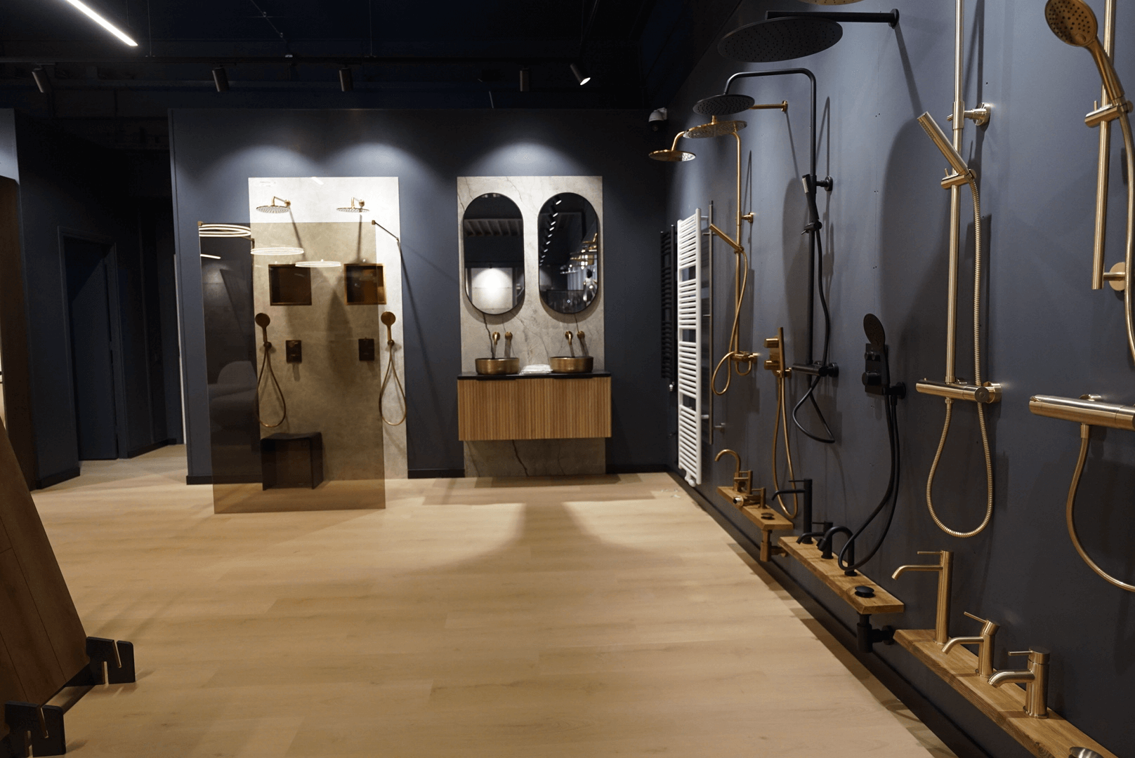 Moderne badkamershowroom met elegante douchearmaturen en stijlvolle wastafelopties in een eigentijdse ruimte.