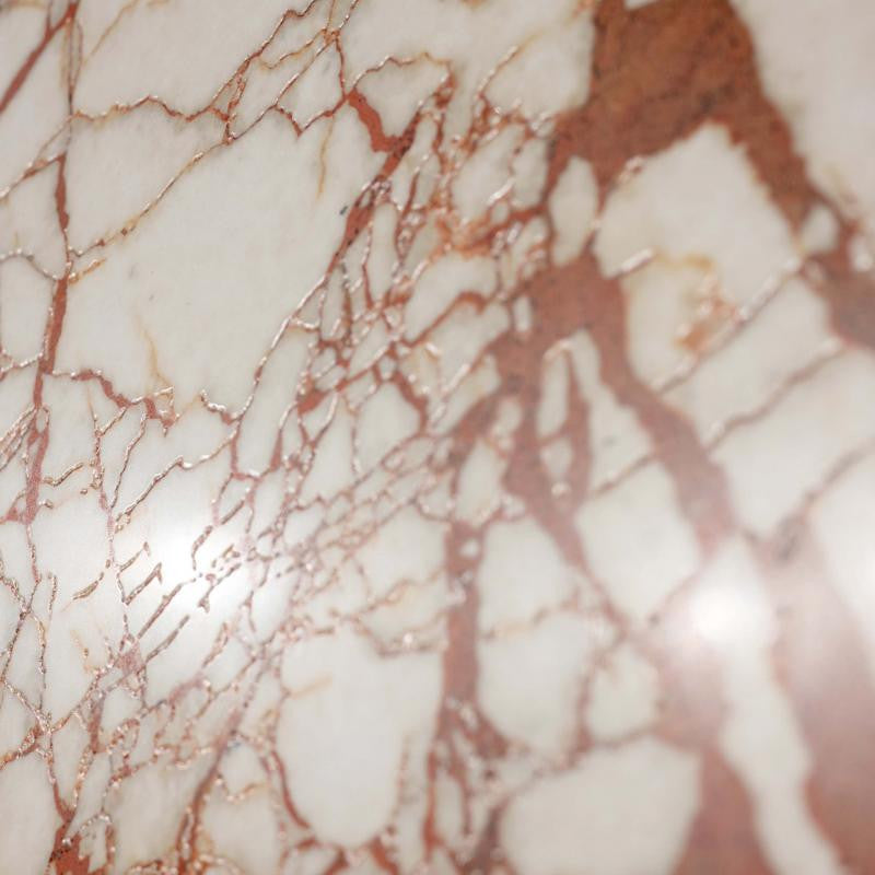 Tegel - Rood glans, close-up view of intricate marble texture with reddish veins on a white background.
