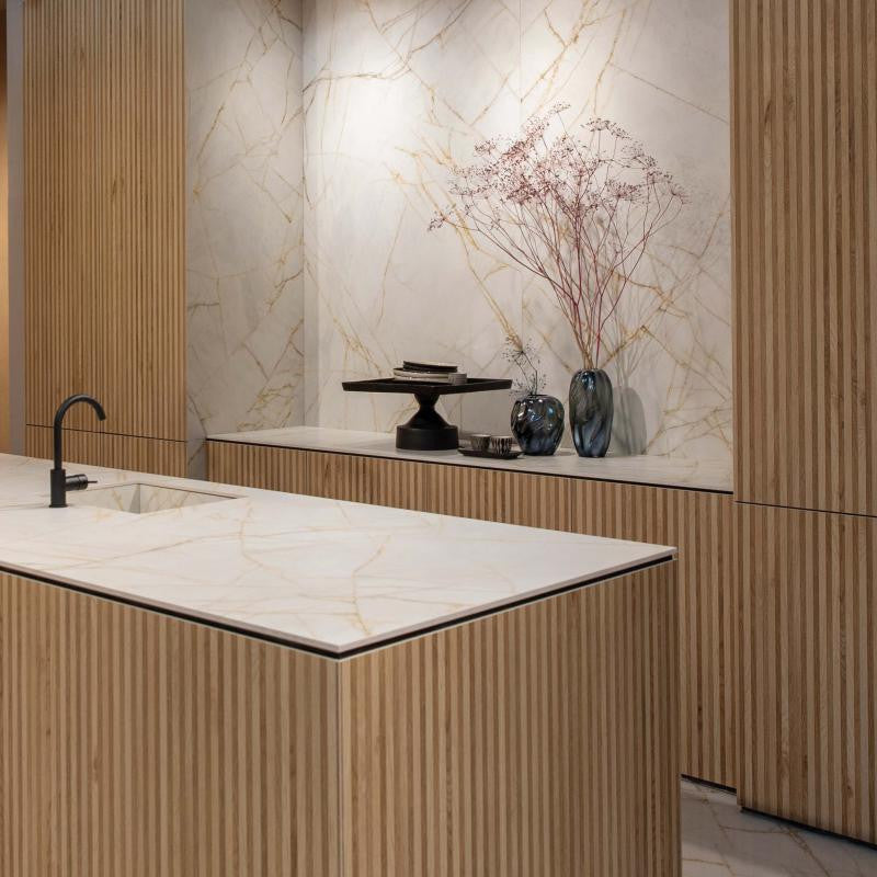 Tegel in moderne keuken met houten kasten, marmeren werkblad en decoratieve vazen.
