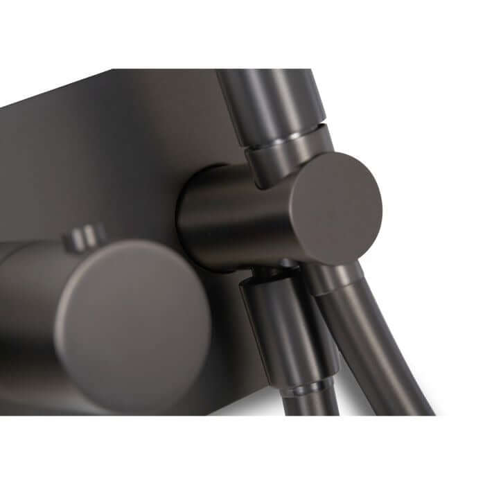 Close-up view of the Blue Label Brondby facet inbouw douchesysteem, featuring brushed gunmetal PVD finish.