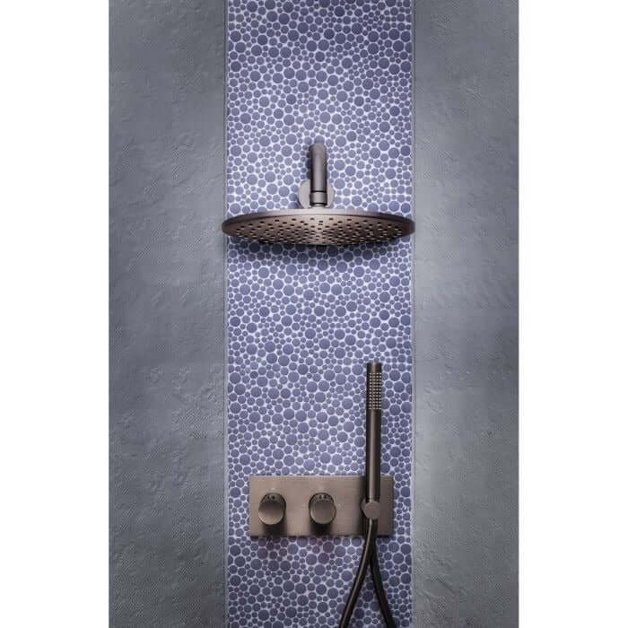 Inbouw Douchesysteem Blue Label Brondby Facet in geborsteld gunmetal PVD met ronde douchekop en handdouche.