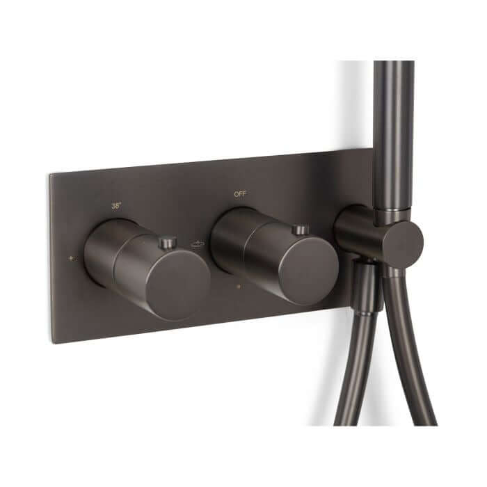 Blue Label Brondby Inbouw Douchesysteem in Geborsteld Gunmetal PVD, moderne doucheregelaars met warmte-instellingen.